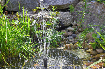 Springbrunnen Wasser in schönen Garten 