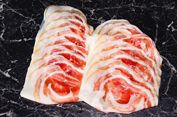 Pancetta ganz dünn aufgeschnitten frisch 