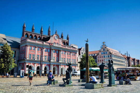 rostock, deutschland - neuer markt mit m&ouml;wenbrunnen und altem rathaus