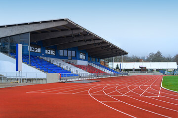 Sportstadion in Stadtnähe, rote Laufbahn, Gebäude, Sitzplätze