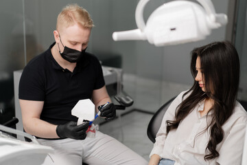 Obraz premium Dentistry patient at a consultation with a dentist