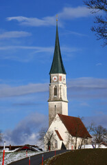 Fototapeta na wymiar Filialkirche St. Mariä Himmelfahrt in Kirchreit