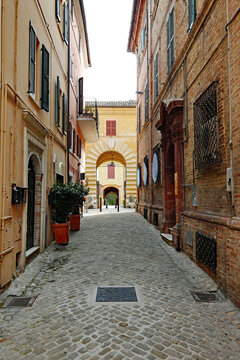 Jesi Italien Via Tano Baligani Hochformat