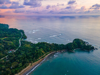 Toma Aerea de la playa en el pacífico de Costa Rica, atardecer morado.
