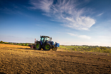 Travaux des champ dans la campagne française.