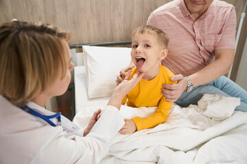 Obraz premium Blonde Caucasian child is getting consultation with doctor in children hospital