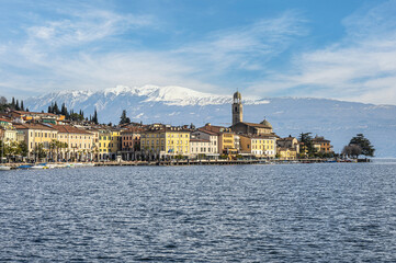 Fototapeta na wymiar The lakeside of Salò with the Monte Baldo in background
