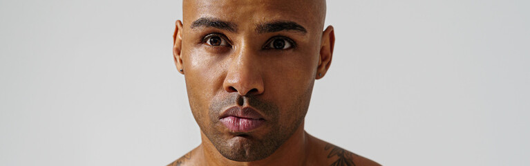 Obraz premium Portrait of attractive sporty man with muscled naked body on white studio background