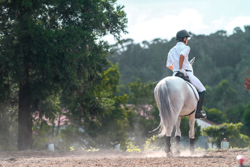 Homem a andar de cavalo com paisagem por trás