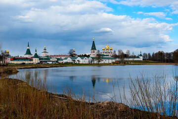 Obraz premium Male Orthodox monastery located on the island