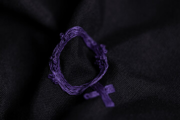 Símbolo de la mujer bordado en tela arrugada