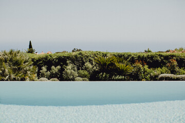 La piscine et au bord de la mer 
