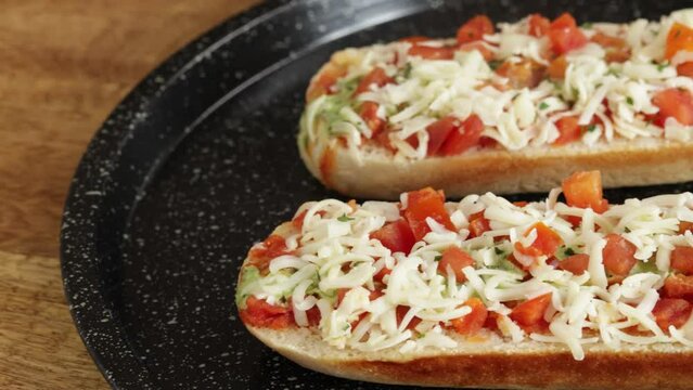 baguette pizza, en gros plan, sur une table