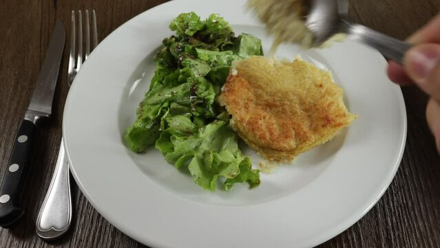 hachis parmentier et salade dans une assiette