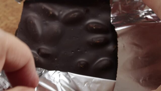ouverture d'une plaque de chocolat en gros plan