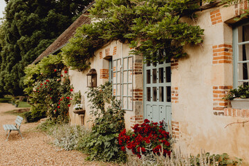Fototapeta na wymiar Maison ancienne charmante et fleurie