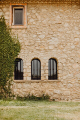 Façade de la bastide provençale en pierre