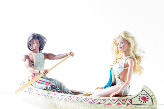 Mattel Spielzeugpuppen der siebziger Jahre: Ein Indianer fährt eine schöne blonde Frau im Kanu.