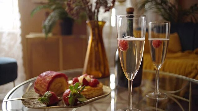 Framboise lâchée dans un verre de champagne crémant vin blanc pétillant boisson luxe gastronomie gâteaux