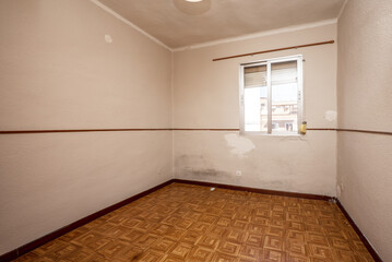 room with aluminum windows with glass, walls with paint in bad condition, and floors of sintasol...