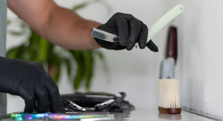 Hand holds hairdressing accessory