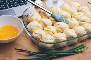 Cooking dinner in front of the laptop - baking