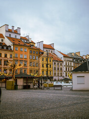 Stare miasto w Warszawie, kolorowe budynki i świąteczne światła