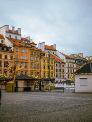 Stare miasto w Warszawie, kolorowe budynki i świąteczne światła © EriFluff