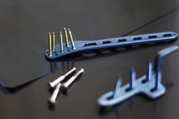 Surgical plates and instruments for osteosynthesis in case of bones  fractures	