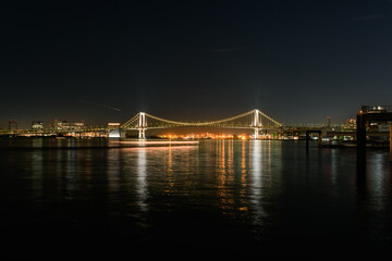 東京湾レインボーブリッジと品川コンテナ埠頭の夜景