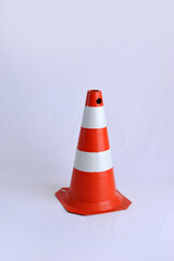 cone de estrada isolado em fundo branco 