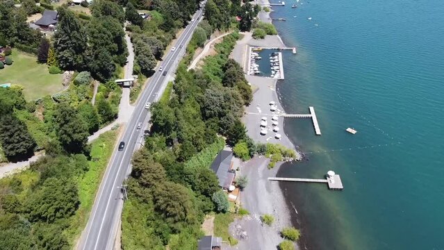 Volando dron por pueblo cerca de volcan con bosques