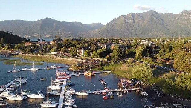 Volando dron por pueblo cerca de volcan con bosques