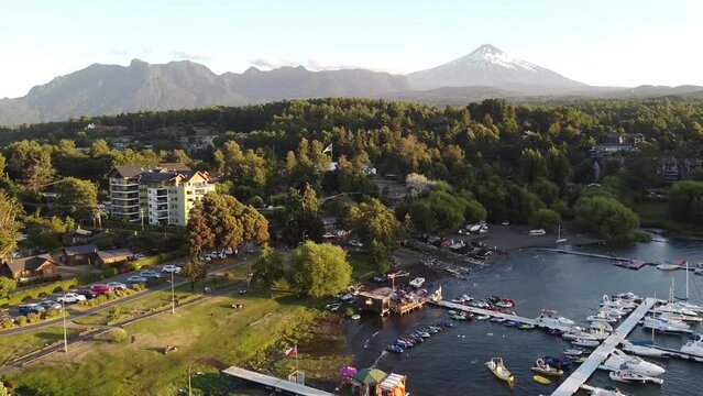 Volando dron por pueblo cerca de volcan con bosques