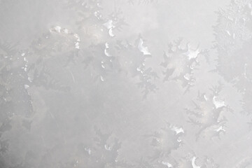 manchas de agua de hielo derretido sobre base de plástico transparente opaco - obrazy, fototapety, plakaty