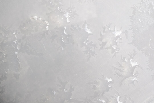 manchas de agua de hielo derretido sobre base de plástico transparente opaco