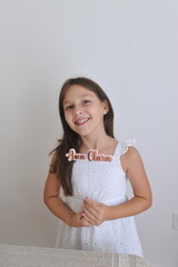 menina feliz sorrindo 