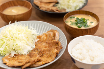 夕食に食べる豚肉のしょうが焼き定食