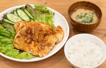 夕食に食べるガーリックチキンステーキとご飯と味噌汁