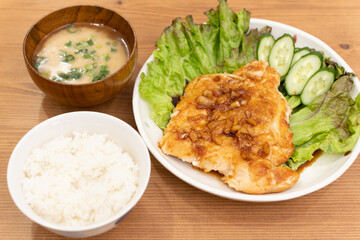 夕食に食べるガーリックチキンステーキとご飯と味噌汁