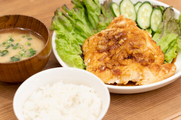 夕食に食べるガーリックチキンステーキとご飯と味噌汁