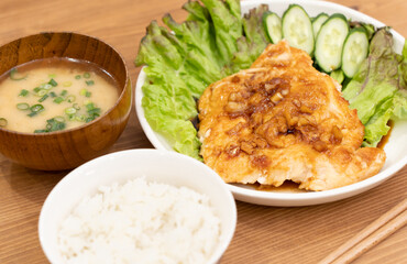 夕食に食べるガーリックチキンステーキとご飯と味噌汁