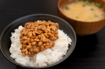 朝食に食べる納豆ごはん