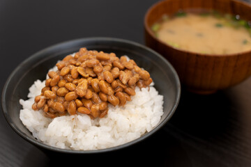 朝食に食べる納豆ごはん