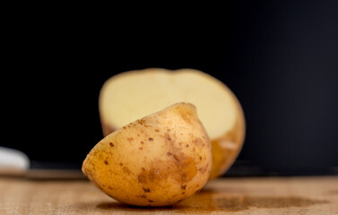 半分に切ったじゃがいも