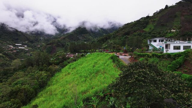Autom&oacute;vil todoterreno viajando en carretera de terracer&iacute;a en monta&ntilde;as de Colombia, vista a&eacute;rea, dron