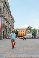 Obraz premium asian guy traveling alone