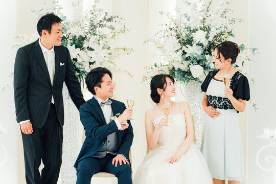 結婚式の披露宴で話す新郎新婦と家族・友人・親族（アジア人・日本人・中国人・韓国人）
 - Powered by Adobe