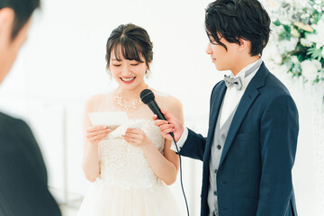 結婚式で両親への手紙を読む新婦・花嫁（父親・花嫁の手紙）

