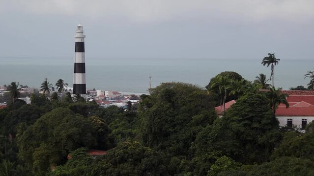 Orla de Olinda com farol preto e branco em destaque